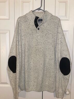 Chaps Men's Cream Speckled V-Neck Sweater with Black Elbow Patches